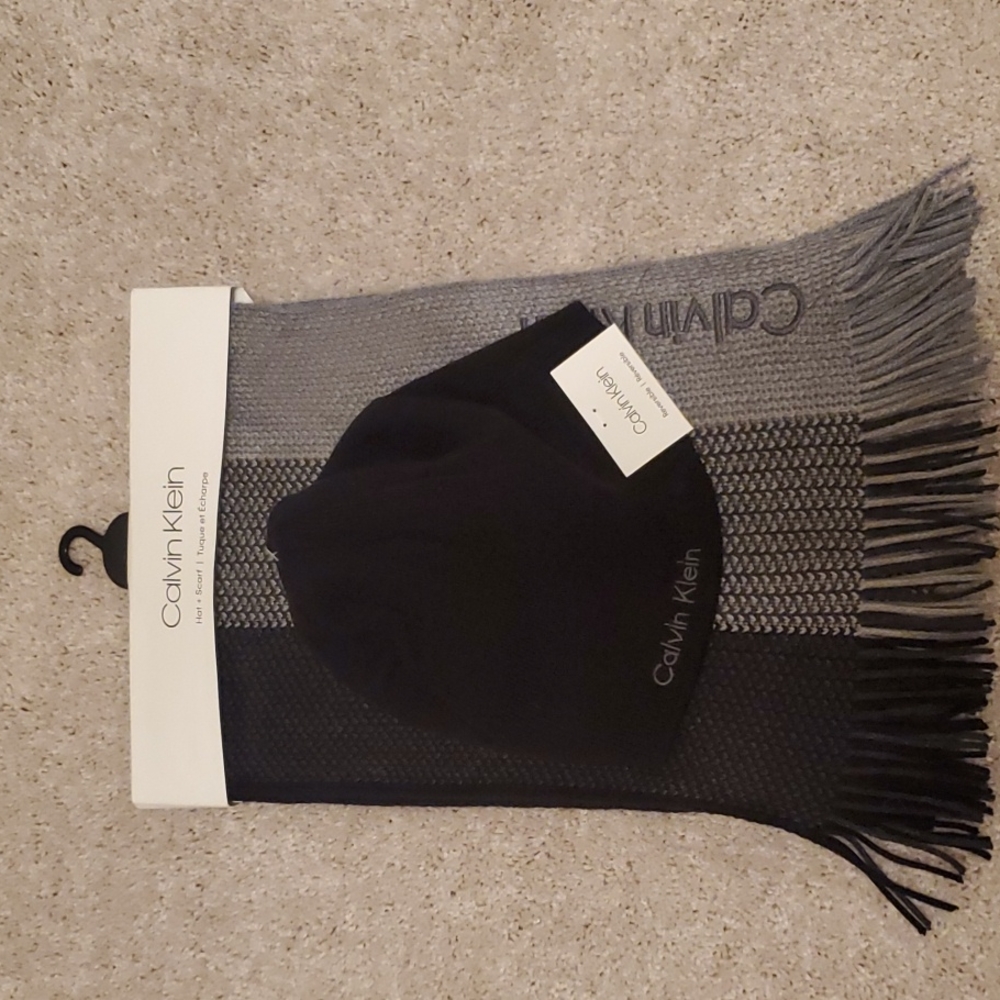 NWT Calvin Klein reversible hat and scarf set